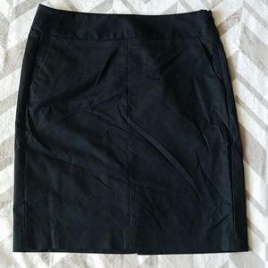 Banana Republic Black Skirt has pockets Size 8